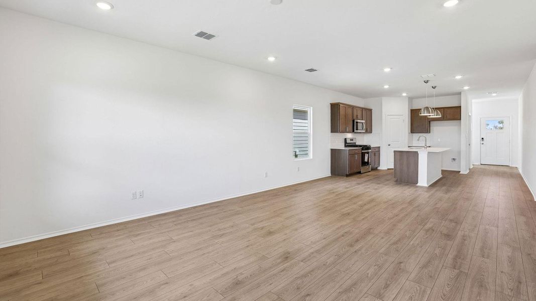 Spacious, unfurnished interior of a new home in Valverde, Bastrop (Image 14).