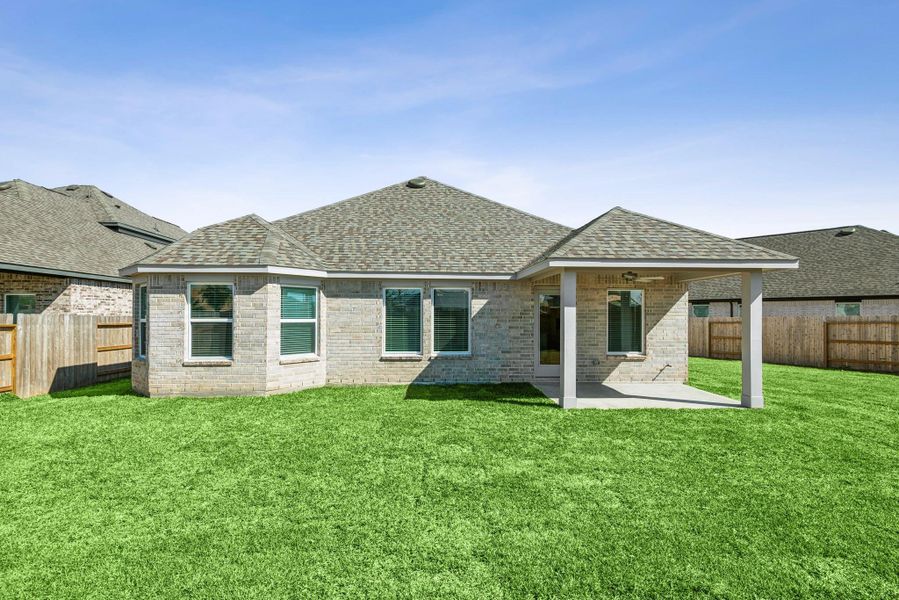 Exterior details and patio area of a home in Lago Mar, Santa Fe (Image 22).