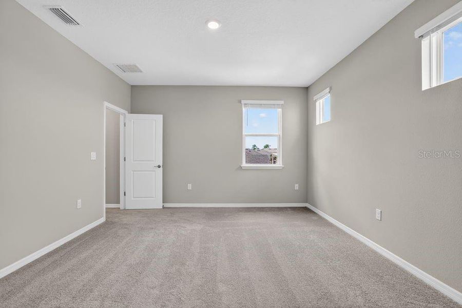 Spacious, unfurnished interior of a new home in Ardisia Park, New Smyrna Beach (Image 24).