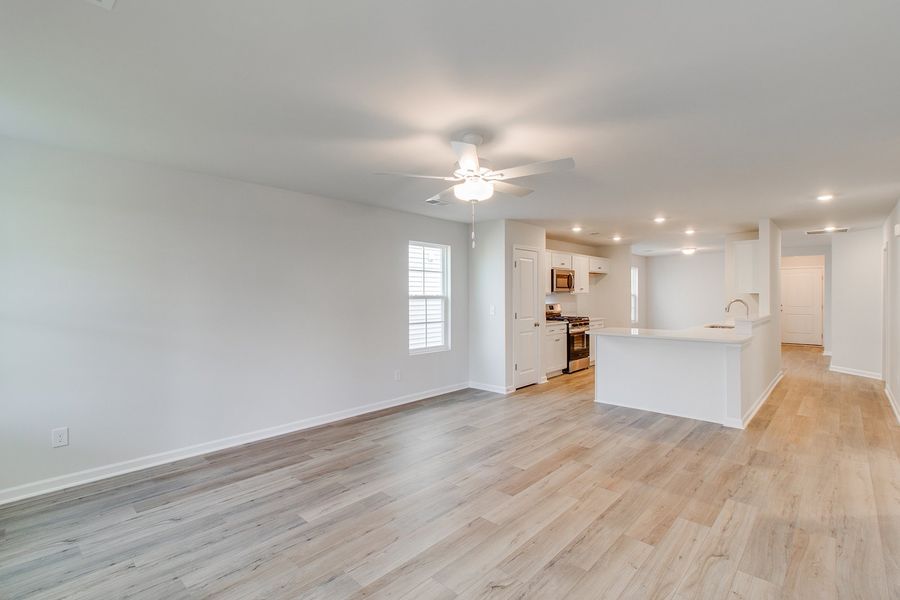 Spacious, unfurnished interior of a new home in Winston Point, Gilbert (Image 15).