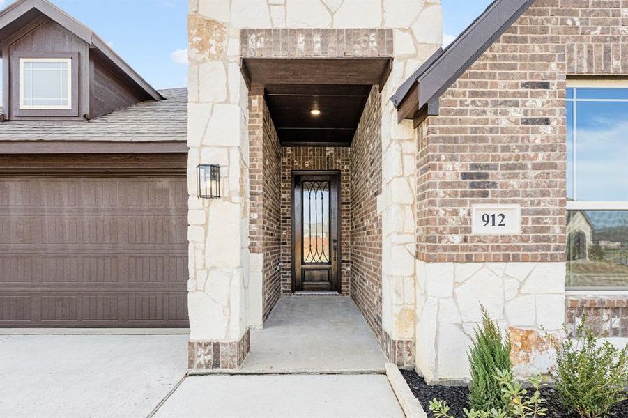 Exterior details and patio area of a home in Eagle Glen 50, Alvarado (Image 3).