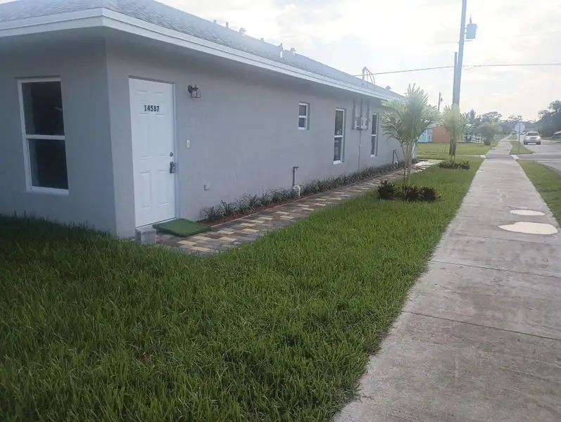Exterior details and patio area of a home in , Indiantown (Image 2).