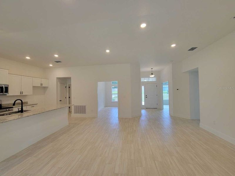 Spacious, unfurnished interior of a new home in Marion Oaks, Ocala (Image 10).