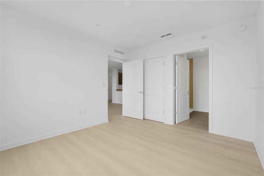 Spacious, unfurnished interior of a new home in , Orlando (Image 24).