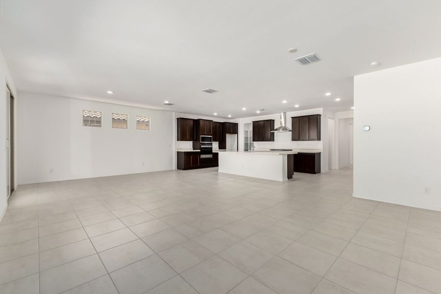 Spacious, unfurnished interior of a new home in Las Ventanas, Goodyear (Image 8).