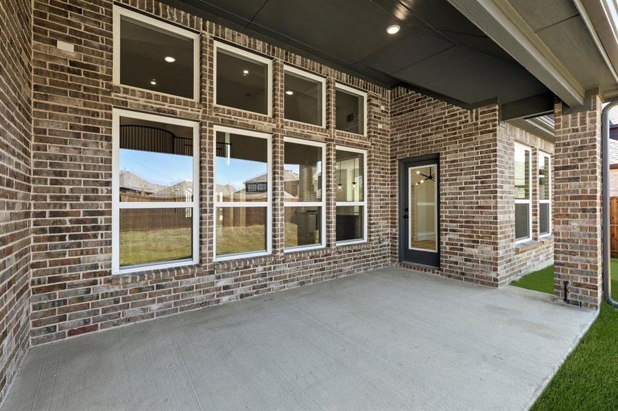 Exterior details and patio area of a home in Edgewood Creek, Celina (Image 4).