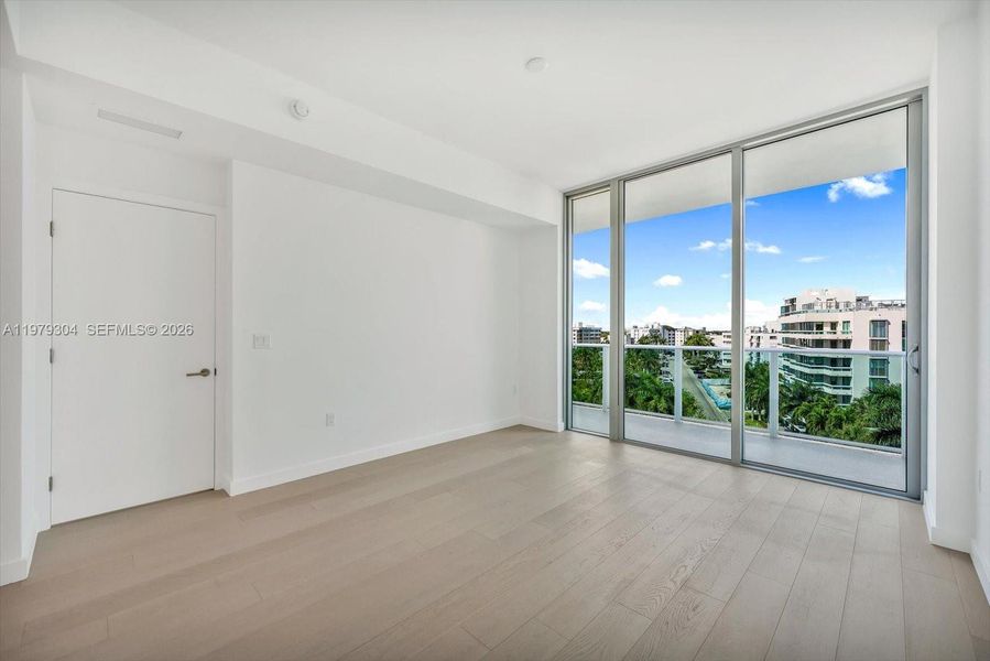 Spacious, unfurnished interior of a new home in , Bay Harbor Islands (Image 18).