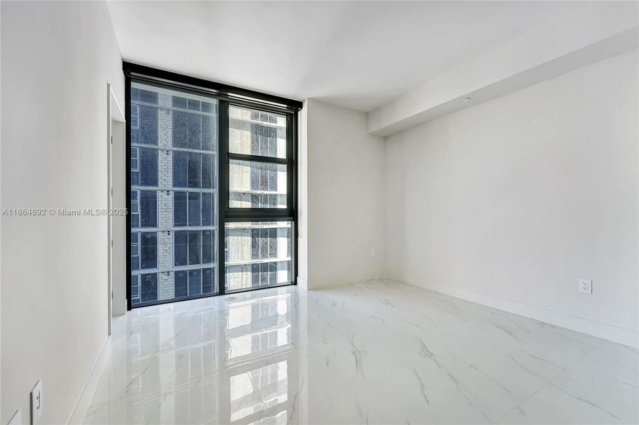 Spacious, unfurnished interior of a new home in Aria Reserve, Miami (Image 20).