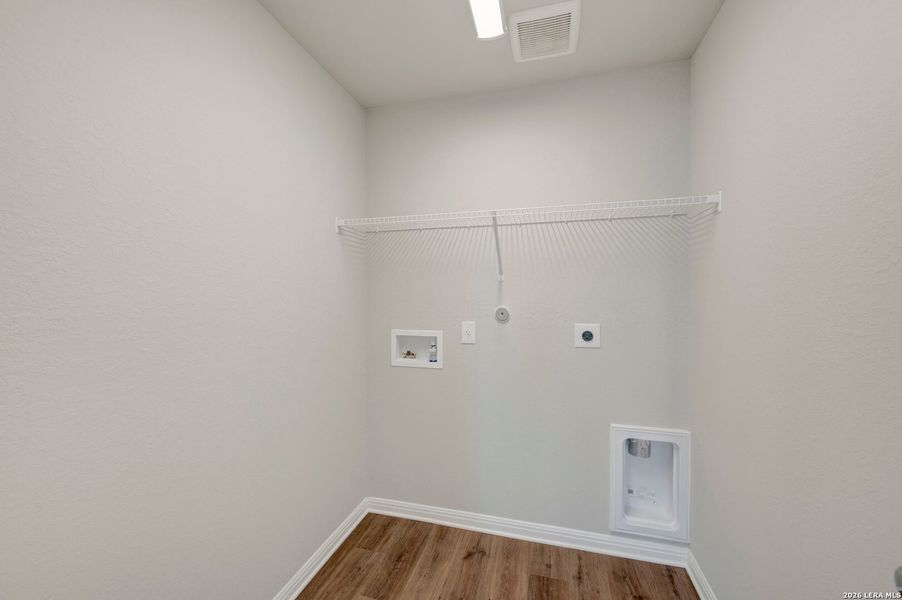 Spacious, unfurnished interior of a new home in Mesquite Ridge, San Antonio (Image 24).