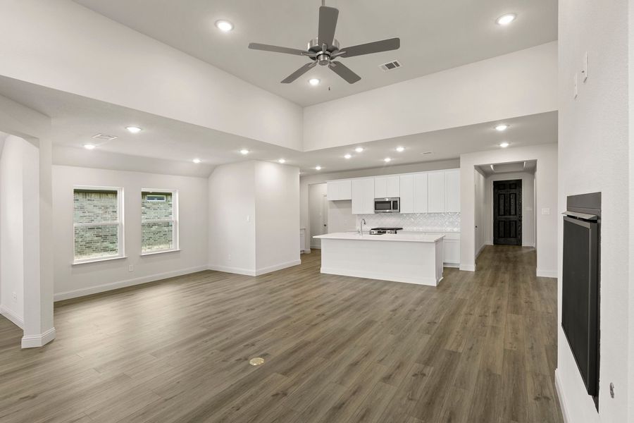 Spacious, unfurnished interior of a new home in Creekside, Royse City (Image 23).