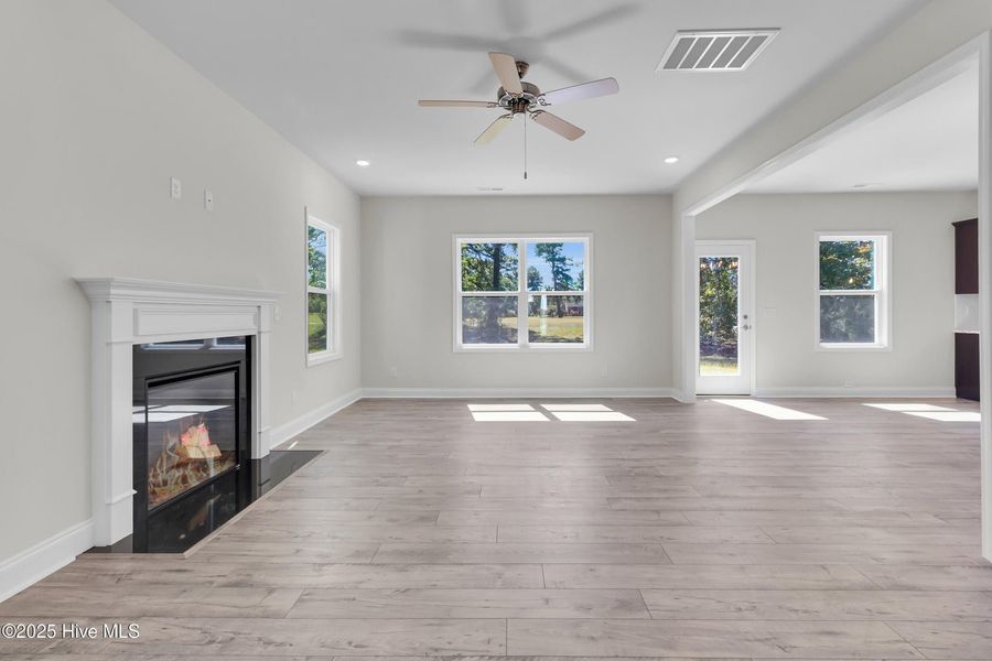 Spacious, unfurnished interior of a new home in Fairfield Harbour, New Bern (Image 16).
