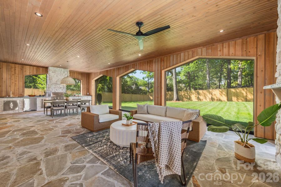 Outdoor Kitchen & Dining