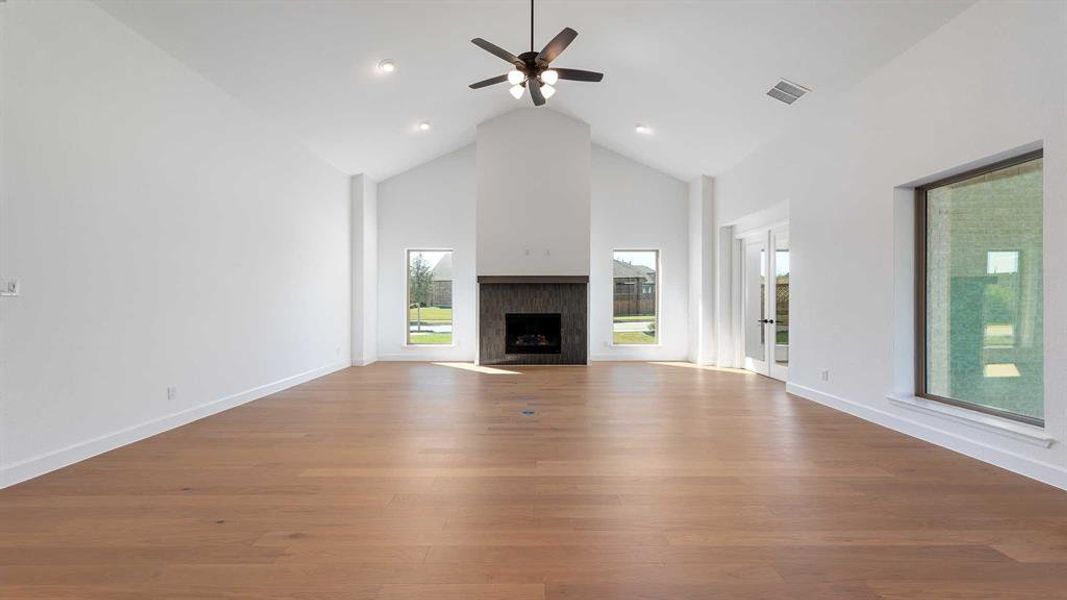 Spacious, unfurnished interior of a new home in Somerset Park 80', Rockwall (Image 24).