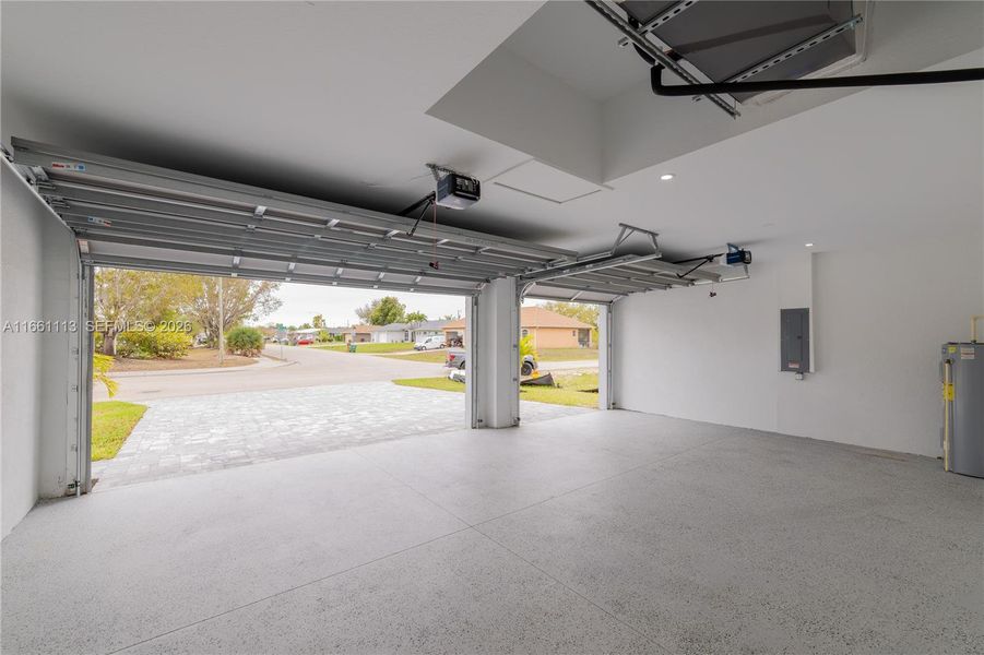 Spacious, unfurnished interior of a new home in , Cape Coral (Image 47).