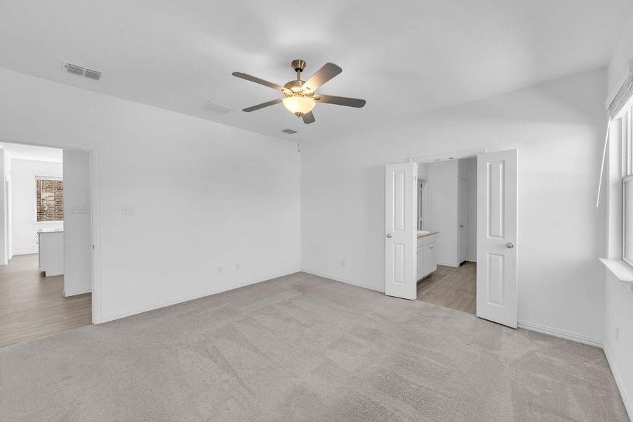 Spacious, unfurnished interior of a new home in Hurricane Creek, Anna (Image 23).