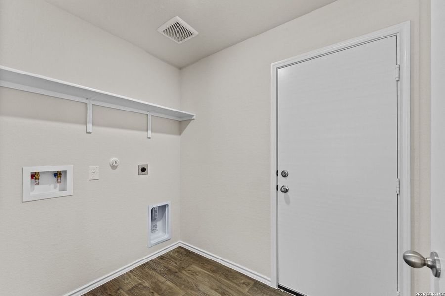 Spacious, unfurnished interior of a new home in Laurel Vistas, San Antonio (Image 17).