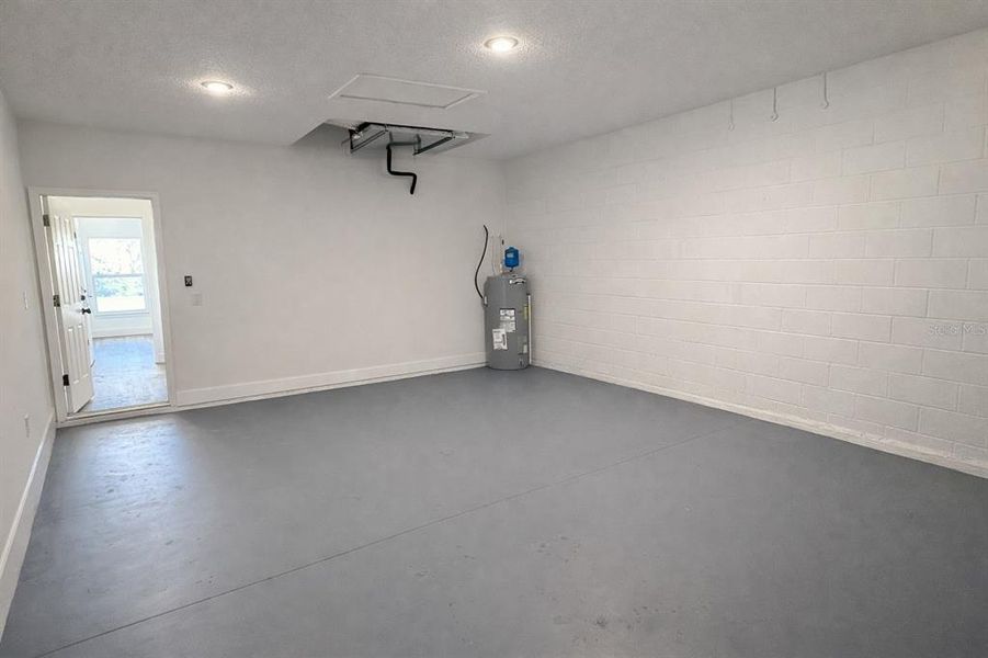 Spacious, unfurnished interior of a new home in , Citrus Springs (Image 26).