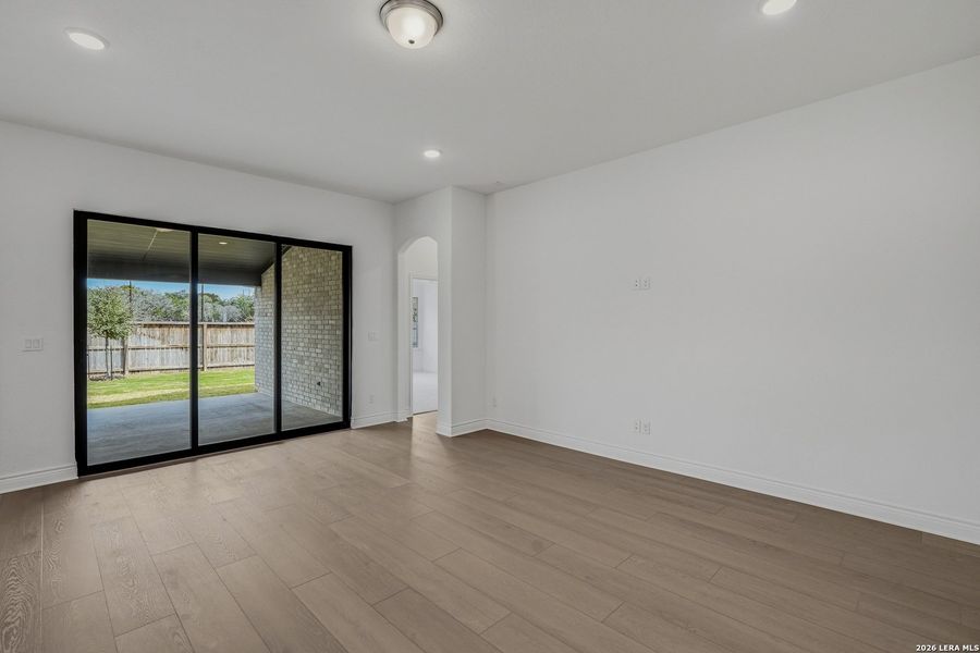 Spacious, unfurnished interior of a new home in Davis Ranch, San Antonio (Image 39).