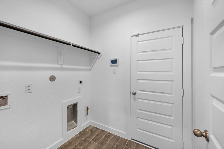 Spacious, unfurnished interior of a new home in Huntington Place, Rosharon (Image 19).