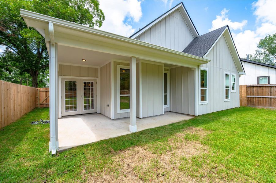 Exterior details and patio area of a home in , Alvin (Image 25).