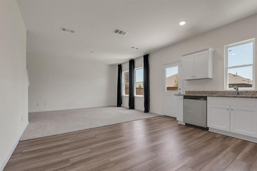 Spacious, unfurnished interior of a new home in Creekview Fossil Ridge, Pilot Point (Image 15).