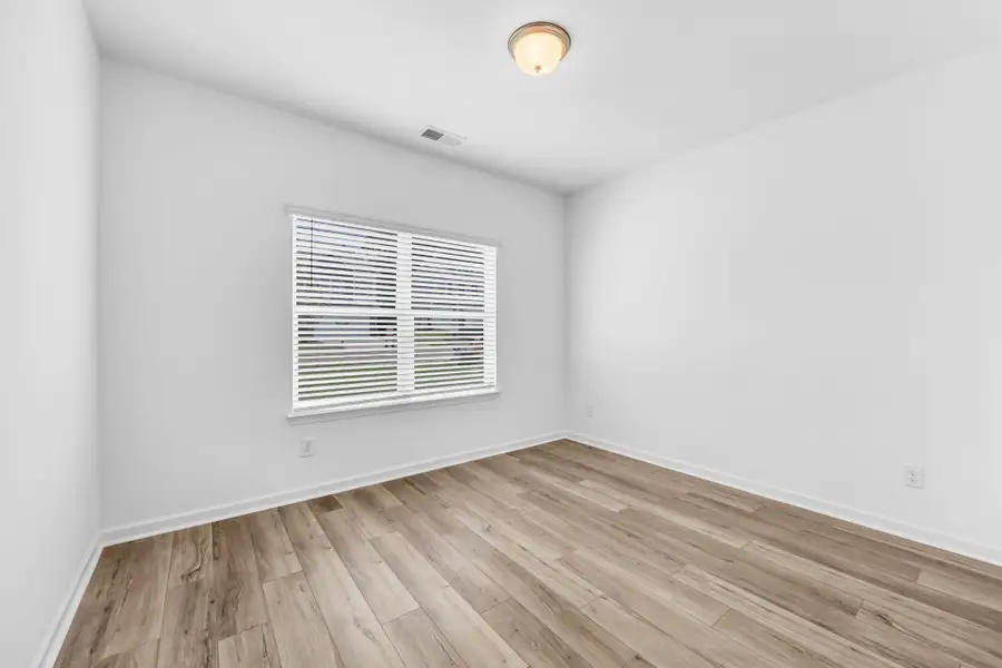 Spacious, unfurnished interior of a new home in Stratford Station, Lebanon (Image 16).
