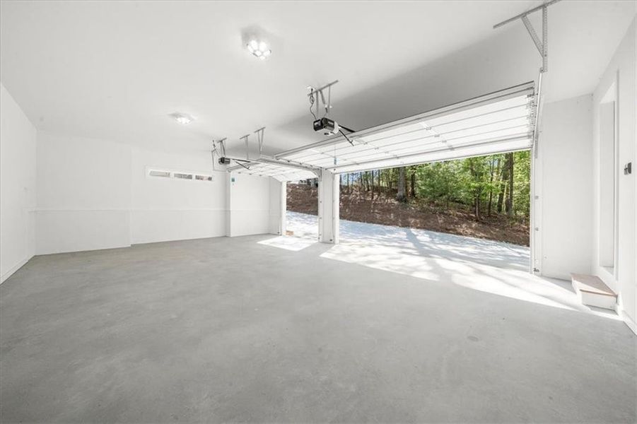 Spacious, unfurnished interior of a new home in , Gainesville (Image 21).