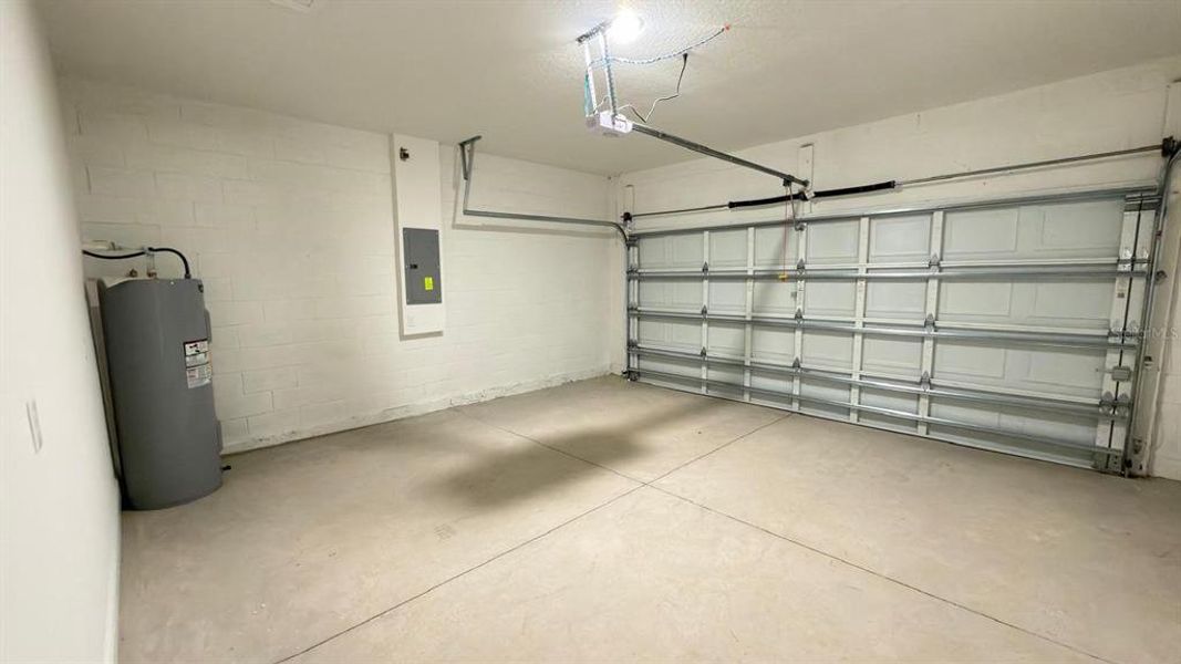 Spacious, unfurnished interior of a new home in , Citrus Springs (Image 27).