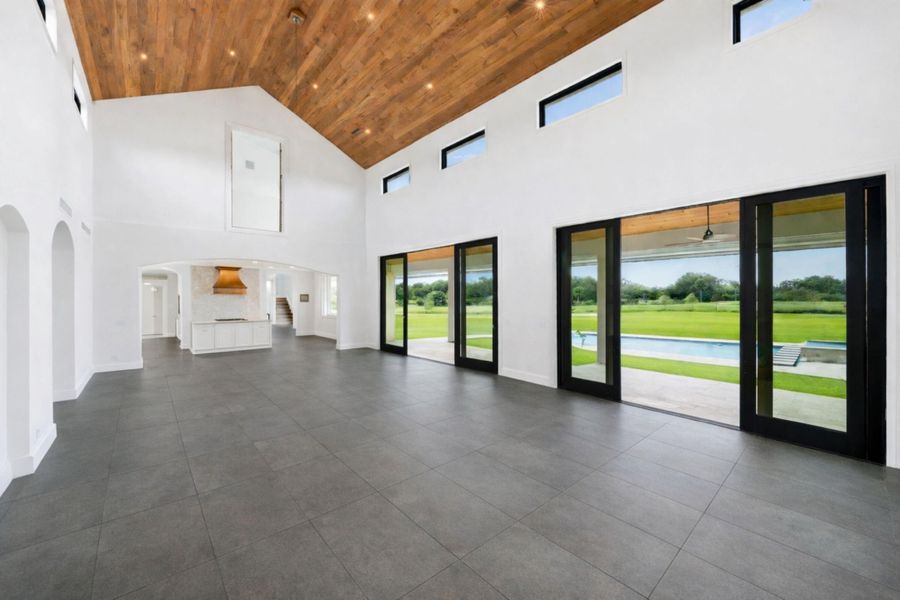 Spacious unfurnished living room with po