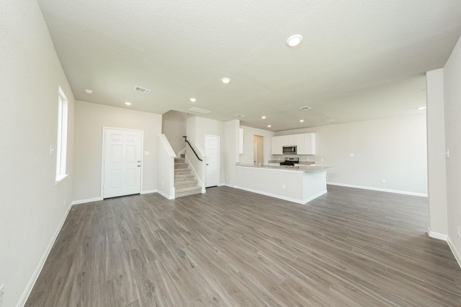 Spacious, unfurnished interior of a new home in Cliffstone Hills, Conroe (Image 13).