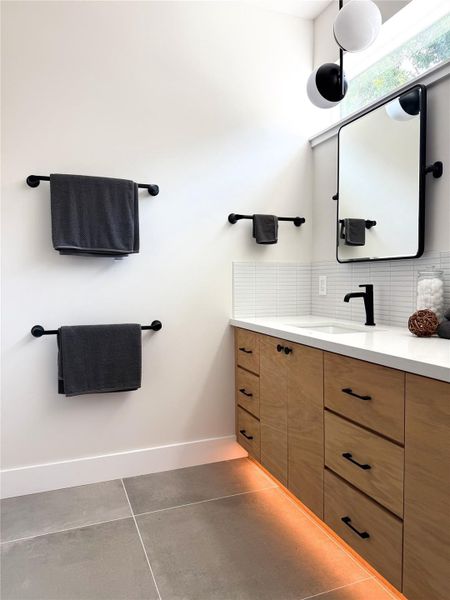 Primary bath. Tub/shower combo (if that’s your thing). Private water closet (everyone’s thing).