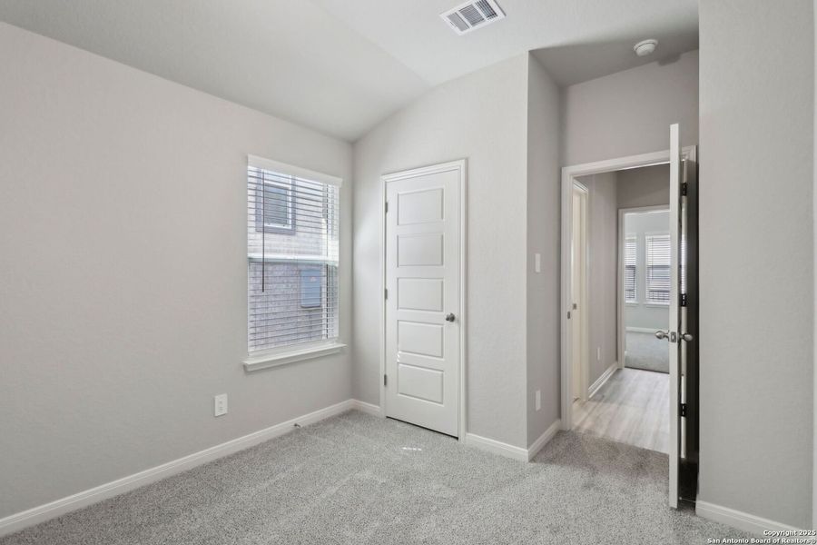 Spacious, unfurnished interior of a new home in Thomas Pond, San Antonio (Image 16).