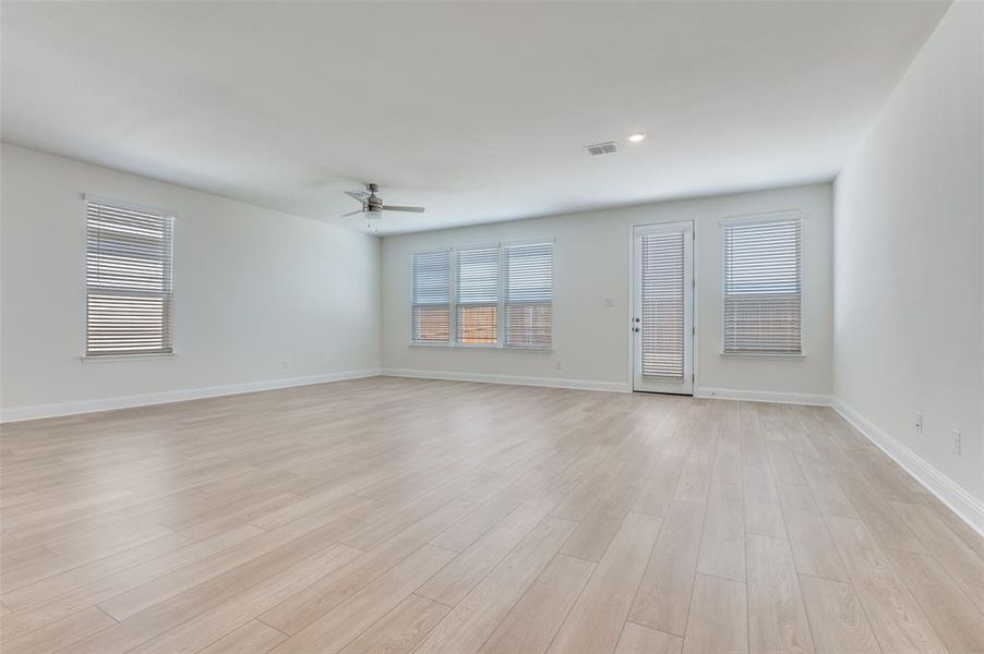 Spacious, unfurnished interior of a new home in Cottonwood Creek, Seagoville (Image 10). Spacious, unfurnished interior of a new home in Cottonwood Creek, Seagoville (Image 10).