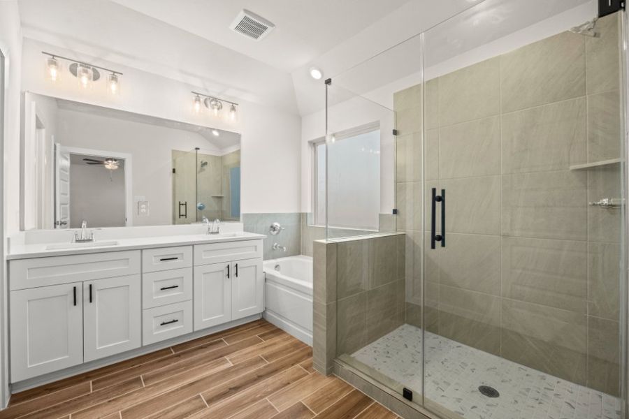Furnished interior view inside a new home in Glendale Lakes, Rosharon (Image 13).