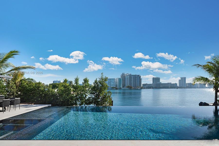 Condo located in Miami Beach, FL showcasing its design and architecture (Image 4).