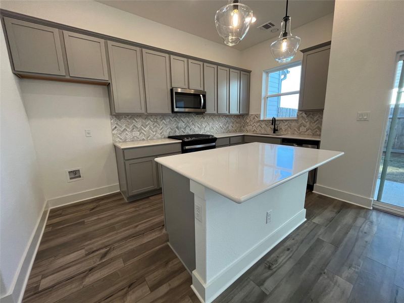 42" cabinets, quartz countertops