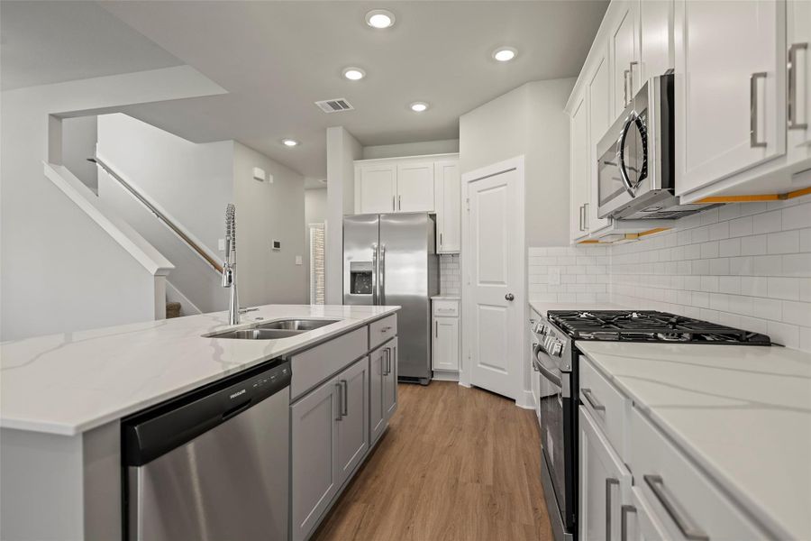 Every detail combines beauty and practicality to make cooking a joy. Every detail combines beauty and practicality to make cooking a joy.