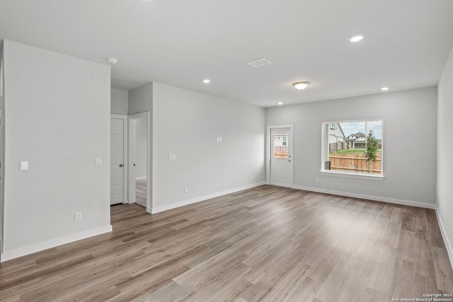 Spacious, unfurnished interior of a new home in August Fields, New Braunfels (Image 25).