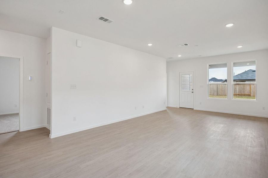 Spacious, unfurnished interior of a new home in Montgomery Bend, Montgomery (Image 20).