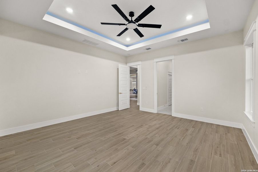 Spacious, unfurnished interior of a new home in , La Vernia (Image 25).