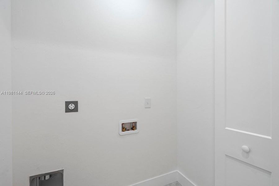 Spacious, unfurnished interior of a new home in , Cape Coral (Image 19).