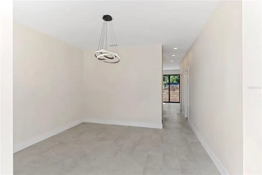 Spacious, unfurnished interior of a new home in , Tampa (Image 26).