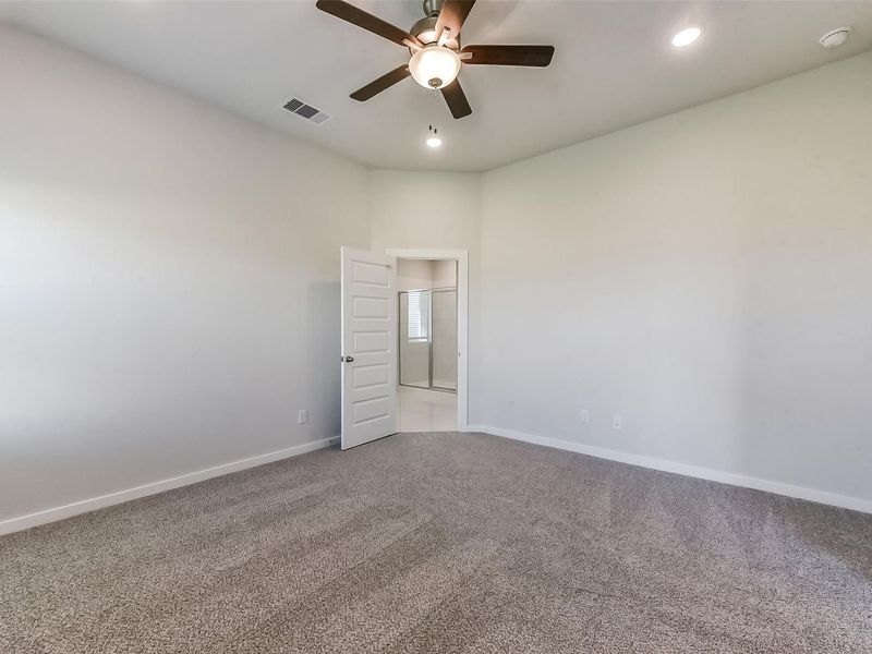 Spacious, unfurnished interior of a new home in River Ranch Meadows, Dayton (Image 28).