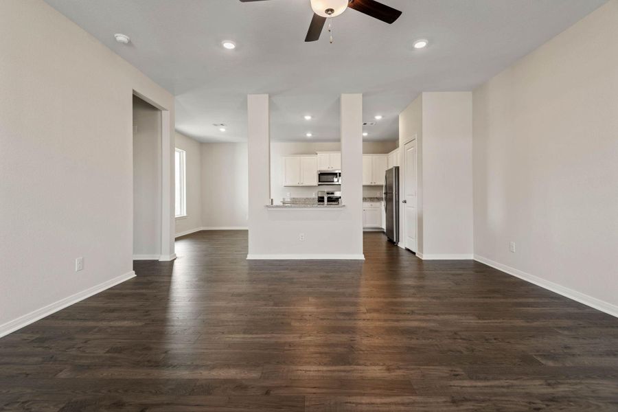 Spacious, unfurnished interior of a new home in Sweetwater Ridge, Conroe (Image 15).