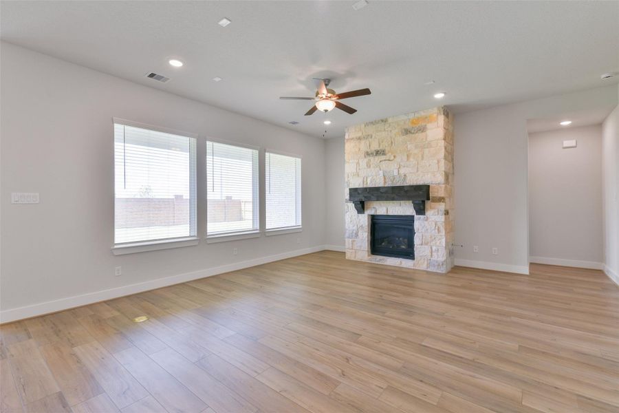 Spacious, unfurnished interior of a new home in , Texas City (Image 12).