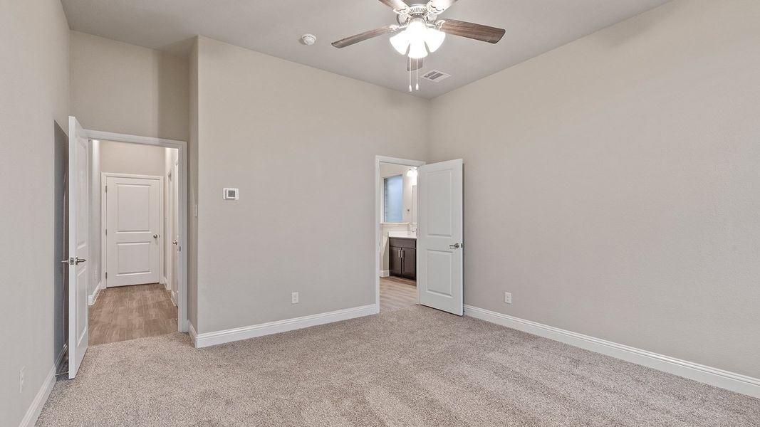 Spacious, unfurnished interior of a new home in Lakeview Pointe, Grand Prairie (Image 19).