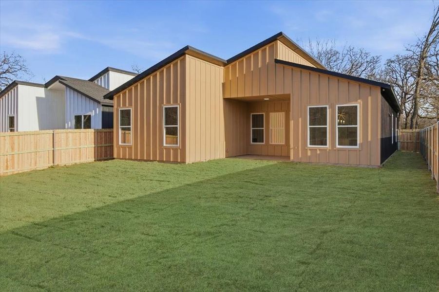 Exterior details and patio area of a home in , Dallas (Image 24).