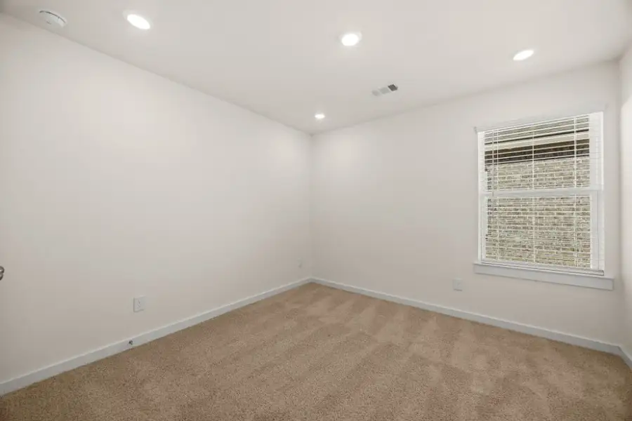 Spacious, unfurnished interior of a new home in Ashland, Houston (Image 24).