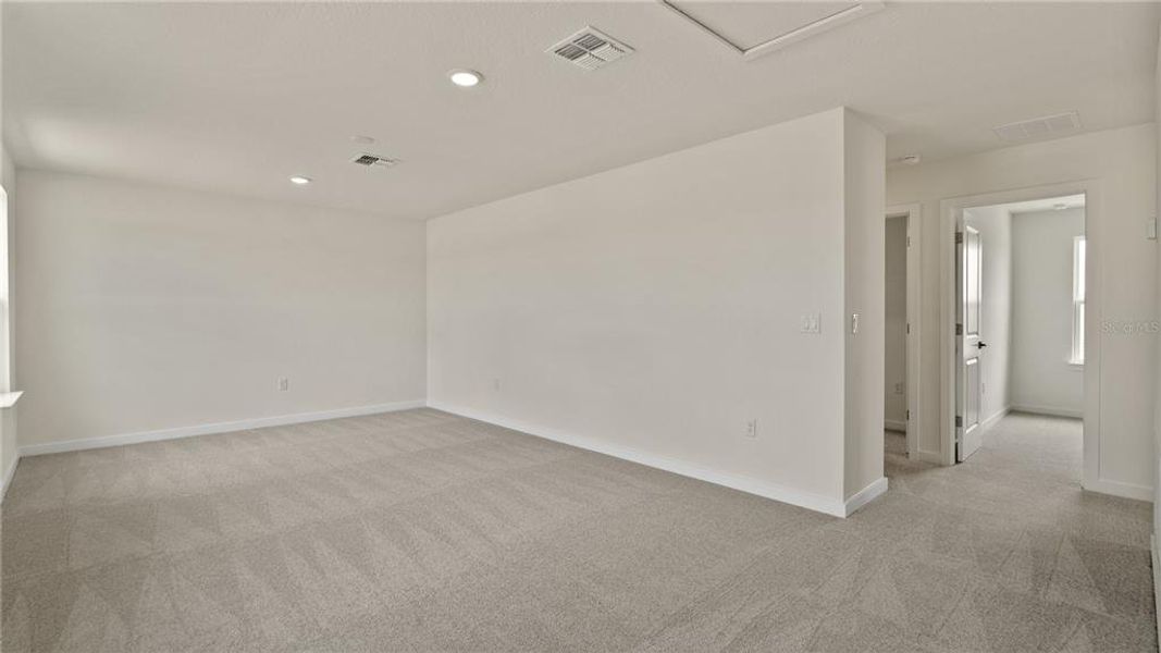 Spacious, unfurnished interior of a new home in Willowbrook North, Winter Haven (Image 27).
