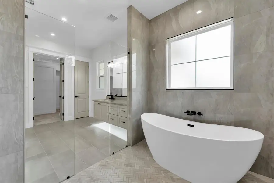 Furnished interior view inside a new home in , Conroe (Image 10).